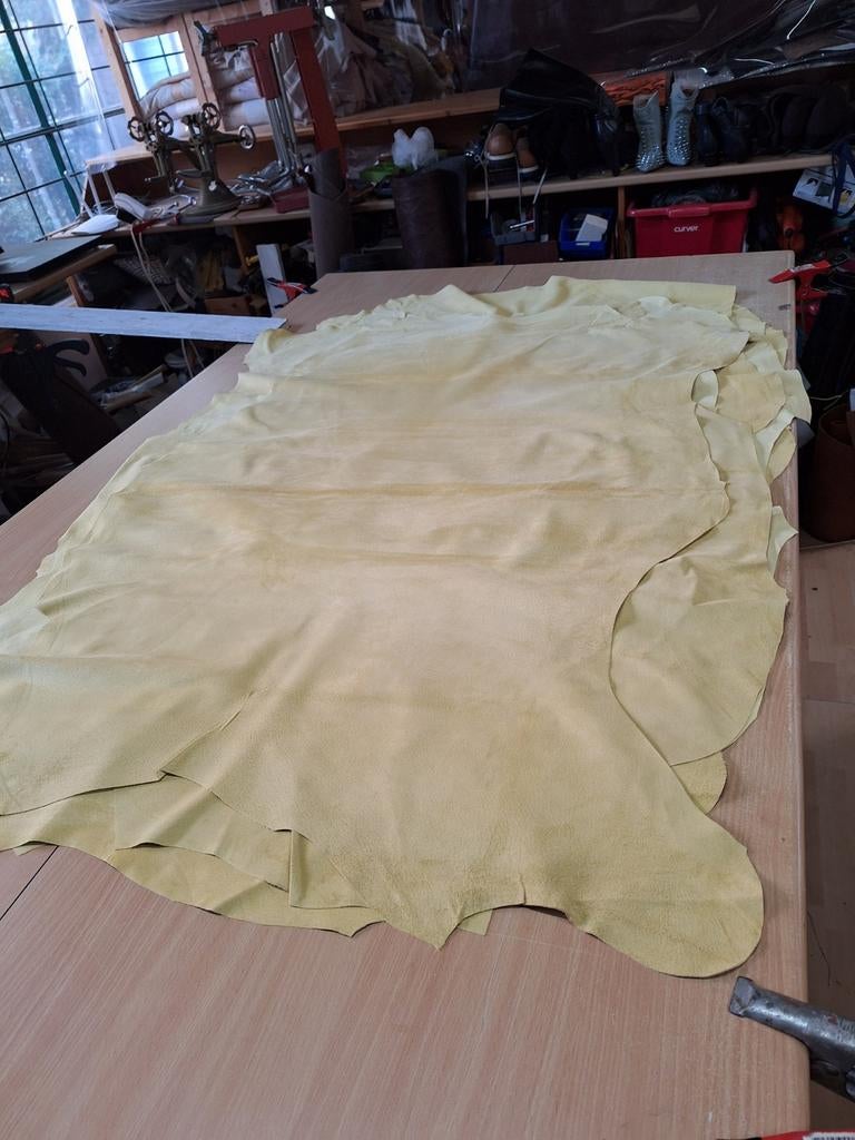 AA kwaliteit pigskin, kleur Geel, Huid 12,50 euro, Hobby en Vrije tijd, Stoffen en Lappen, Nieuw, Ophalen of Verzenden, 30 tot 120 cm