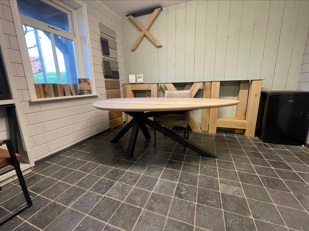 Foto 5 van Massief eiken eettafel kiezel vorm