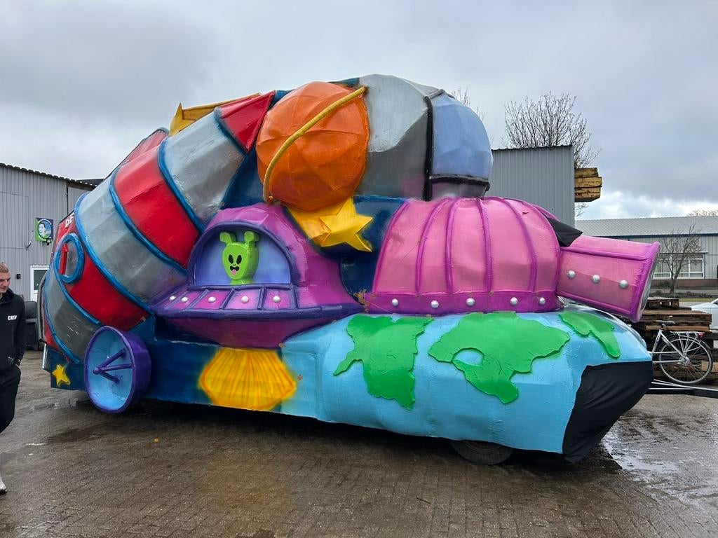 Carnavalswagen de ruimte, Ophalen, Zo goed als nieuw