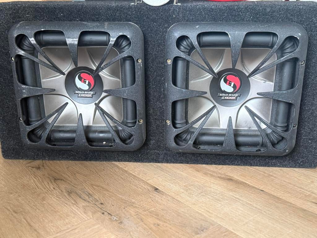 Kicker dubbele subwoofer met behuizing en versterker., Auto diversen, Autospeakers, Ophalen, Gebruikt