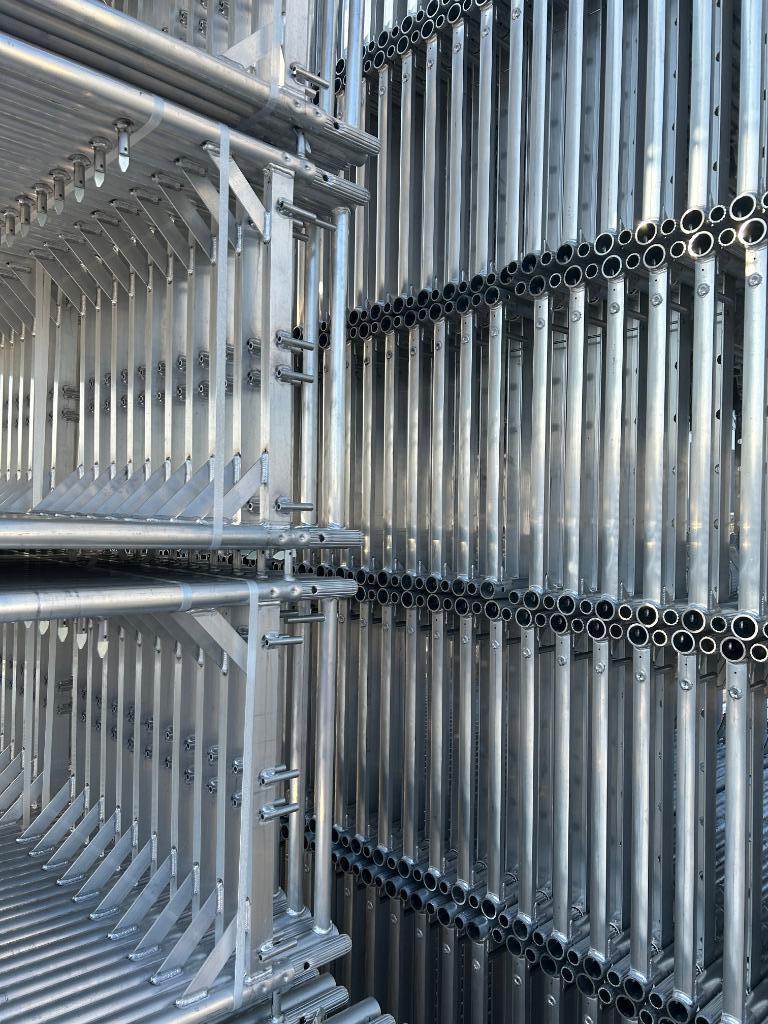 Nieuwe gevelsteiger Alu Plettac | 600 m² | Nieuw, Doe-het-zelf en Verbouw, Steigers, Verzenden, Nieuw, Gevelsteiger, 5 meter of hoger