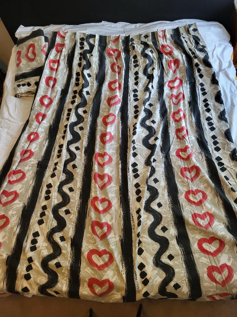Gordijnen wit, grijs, rood en zwart.         Hoogte 227 cm., Gebruikt, 100 tot 150 cm, 200 cm of meer, Zwart