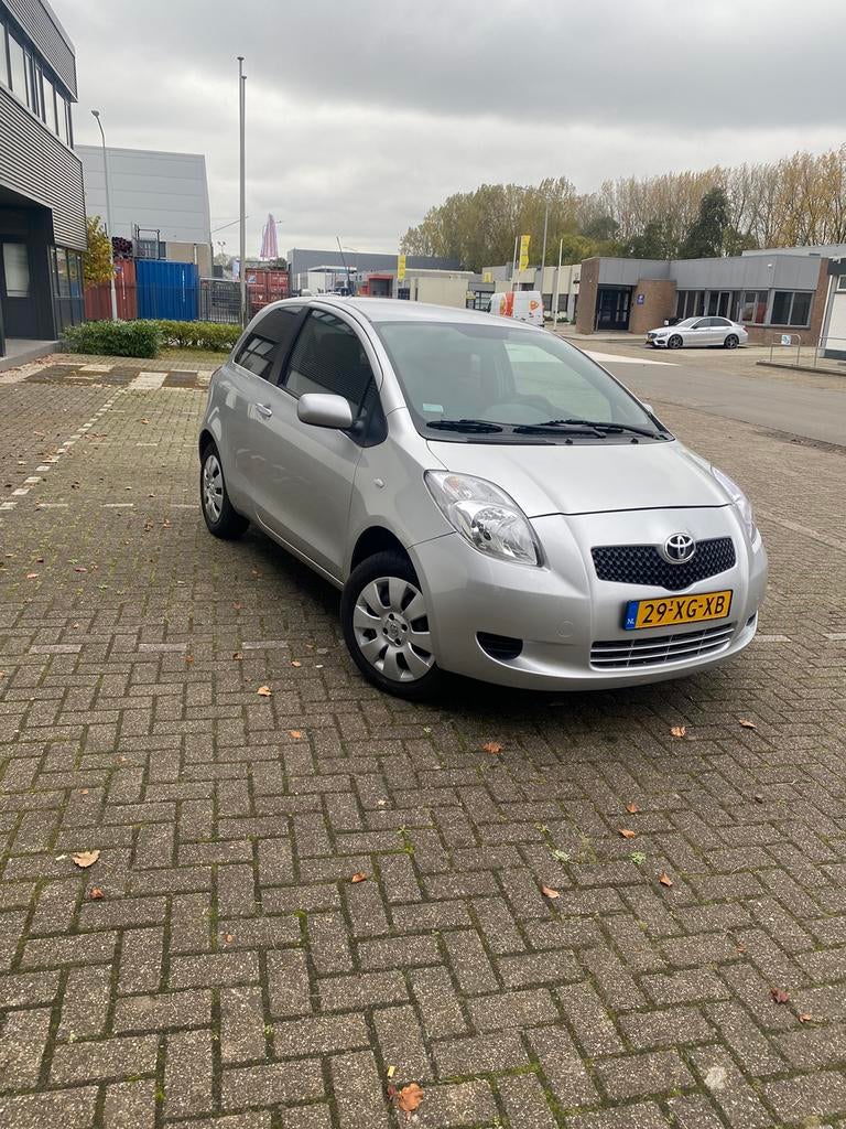 Toyota Yaris 1.0 12V Vvt-i 3DR Terra 2007 Grijs, Auto's, Toyota, Voorwielaandrijving, 527 kg, 750 kg, Origineel Nederlands