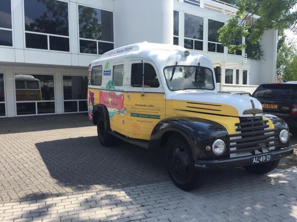Foto 17 van foodtruck DJ-boot schoolbus te huur