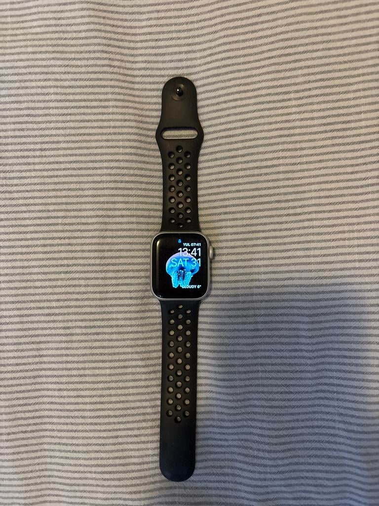 Apple Watch SE Nike 40mm - Zilver, Sieraden, Tassen en Uiterlijk, Smartwatches, Hartslag, IOS, Ophalen of Verzenden, Zo goed als nieuw