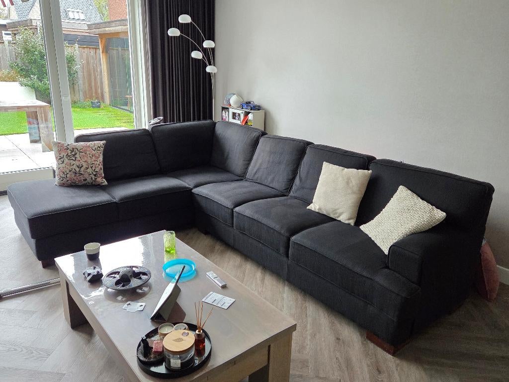 Hoekbank zwart stof 310 x 220cm, Huis en Inrichting, Banken | Bankstellen, Ophalen, 250 tot 300 cm, Gebruikt, Hoekbank