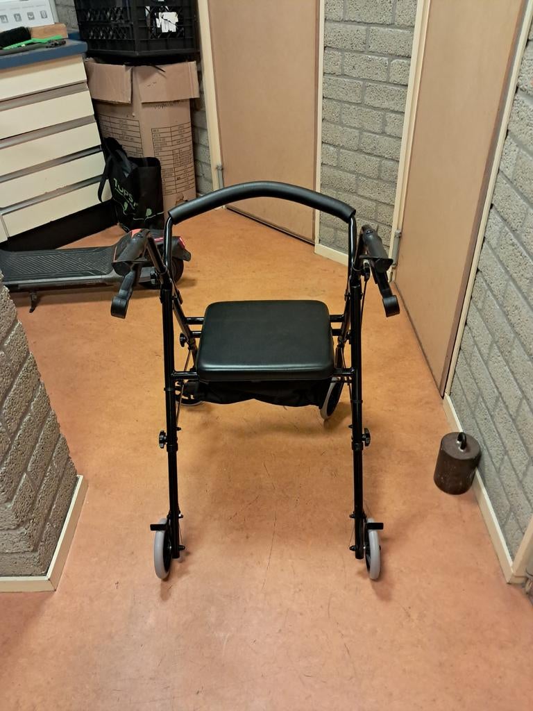 Foto 3 van Rollator, minder dan 1 maand gebruikt.