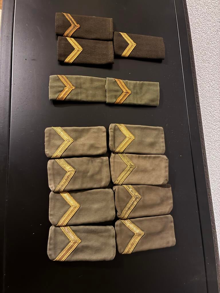 Militaire rangonderscheidingstekens - Sergeant, Ophalen of Verzenden, Overige soorten, Overige gebieden, Embleem of Badge