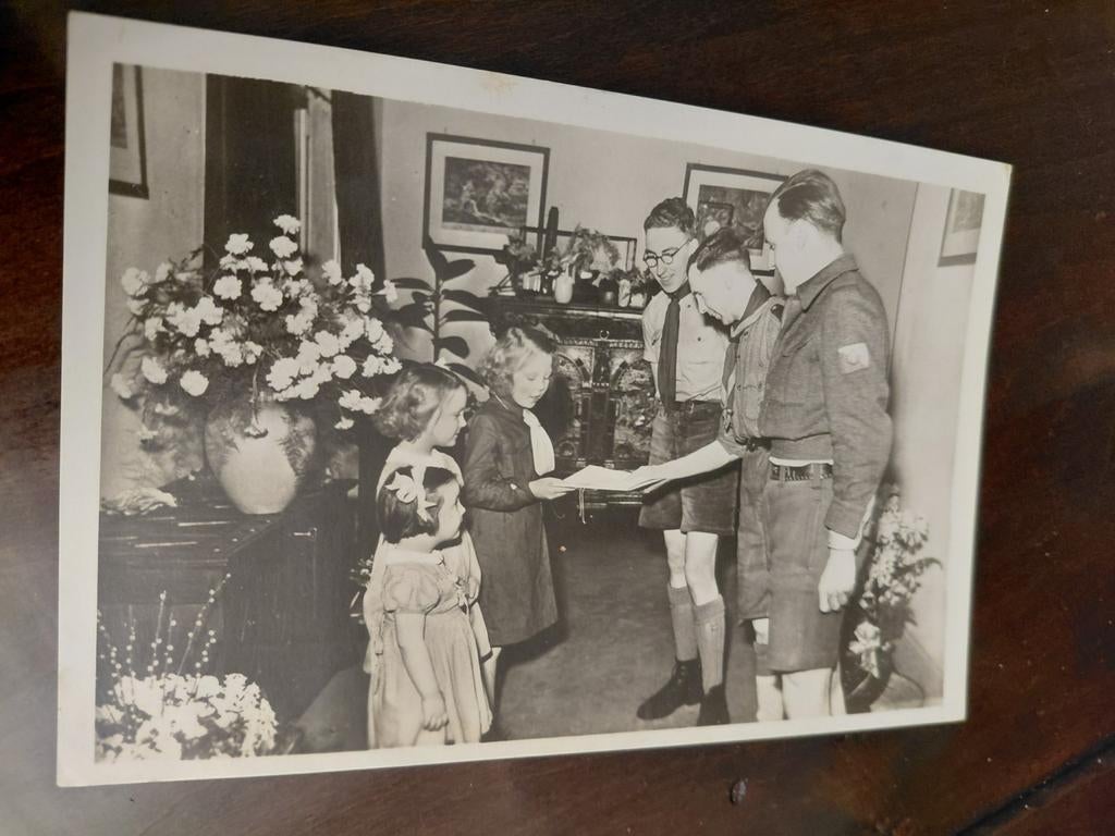 Ned. Padvinders overhandigen felicitatie- register tgv, Ophalen of Verzenden, Zo goed als nieuw, Nederland, Kaart, Foto of Prent