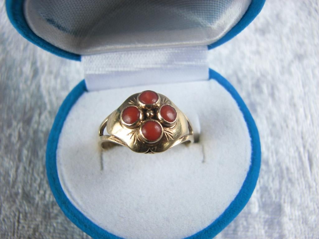 Mooie 14 Kt Gouden Ring met 4 Bloedkoraaltjes - maat 16,5, Ophalen of Verzenden, Goud, Ring, Met edelsteen