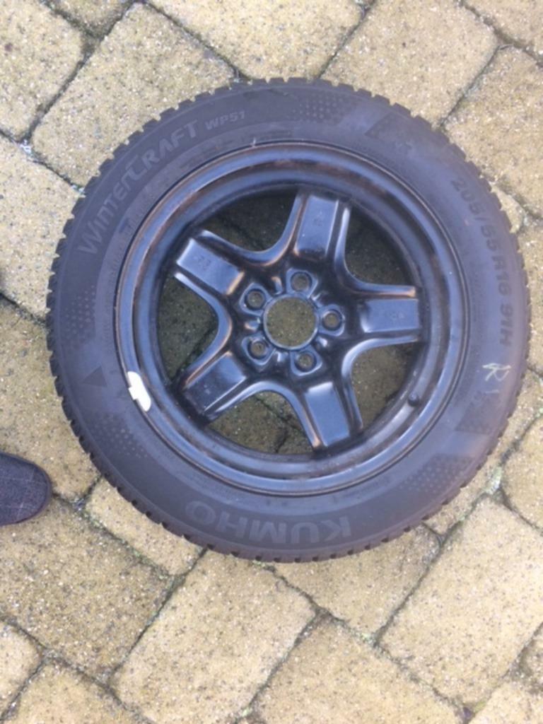 Te koop set winterbanden op velg, Auto-onderdelen, Banden en Velgen, Ophalen, 16 inch, Band(en), Personenwagen
