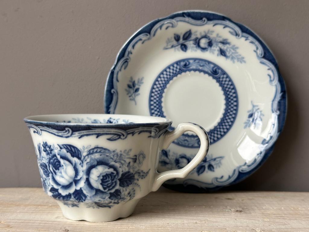 Blue Rose Fine China theekop en schotel met Delfts blauw, Antiek en Kunst, Antiek | Servies los, Ophalen of Verzenden