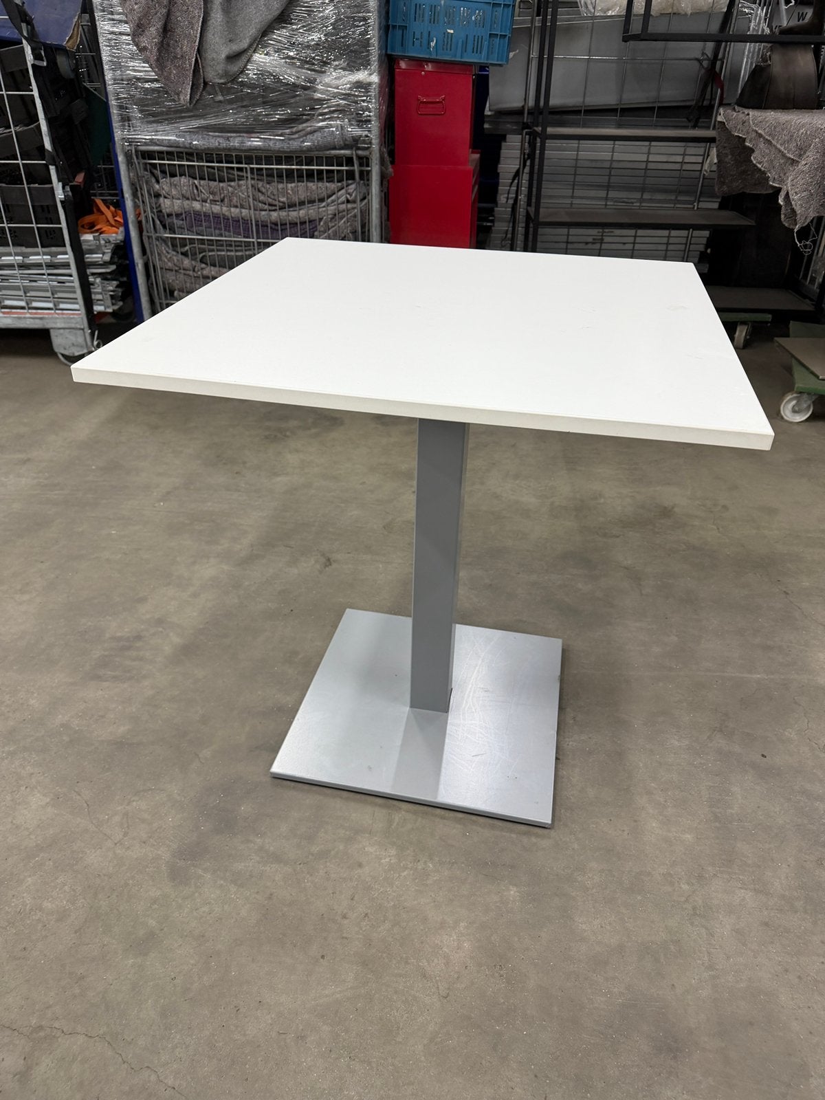 Vierkante Tafel 70x70 cm – stevige metalen poot, Huis en Inrichting, Tafels | Eettafels, Ophalen, Gebruikt, Vierkant, 50 tot 100 cm