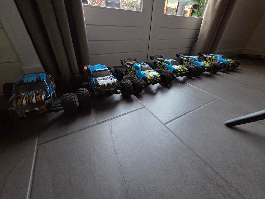 RC Auto's: 2 Nieuw, 4 voor onderdelen (stuurmotor defect), Elektro, Gebruikt, Auto offroad, Ophalen of Verzenden