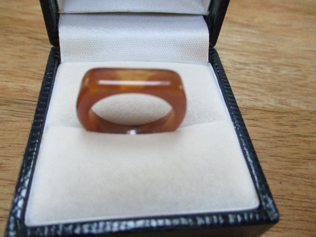 Doorschijnende smalle ring 17 mm. bruin van kleur., Sieraden, Tassen en Uiterlijk, Ringen, Kunststof, Bruin, Verzenden, Zo goed als nieuw