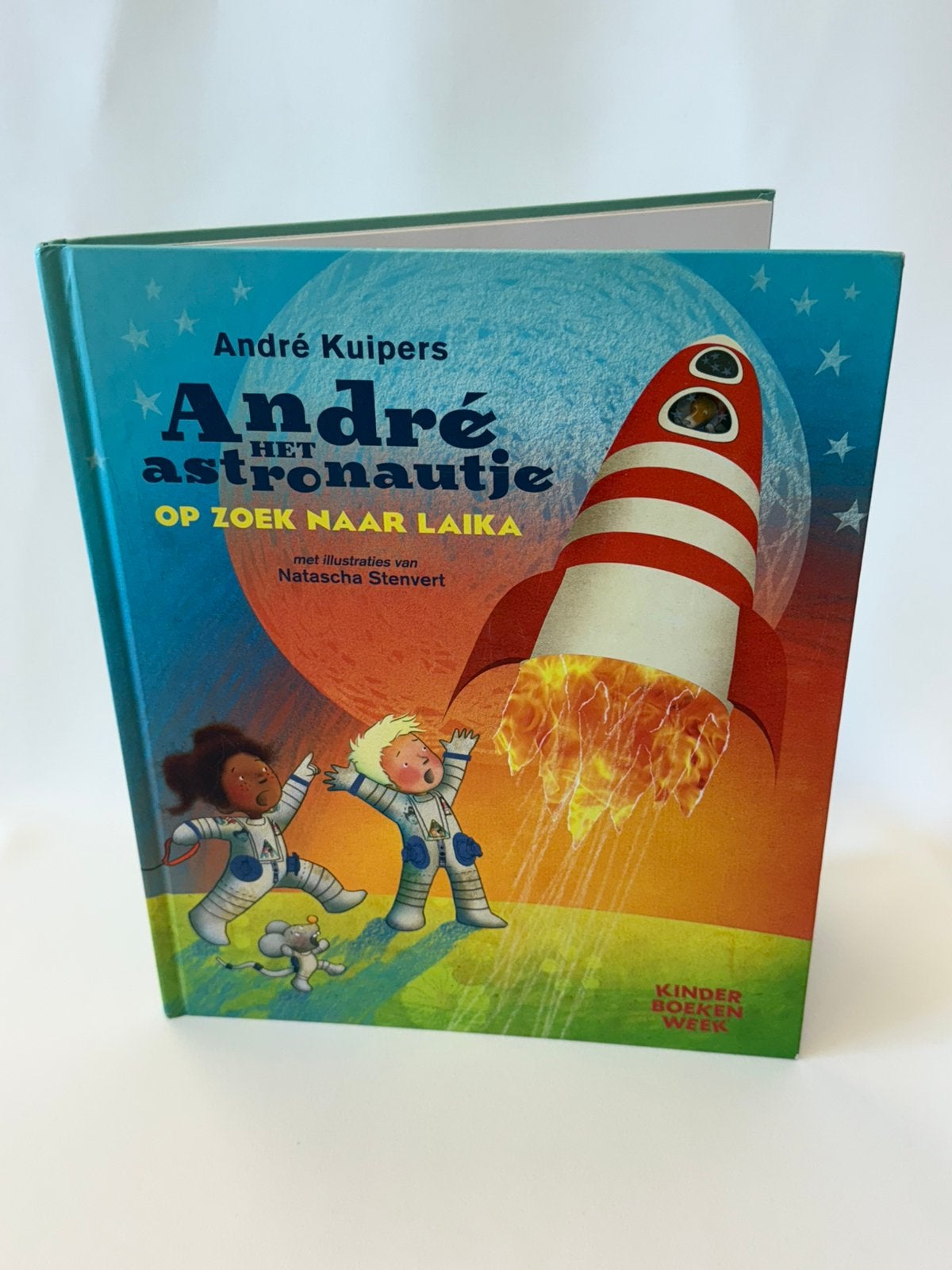 Kinderboek Andre Het Astronautje Op Zoek naar Laika, Ophalen of Verzenden, Gelezen, Fictie algemeen