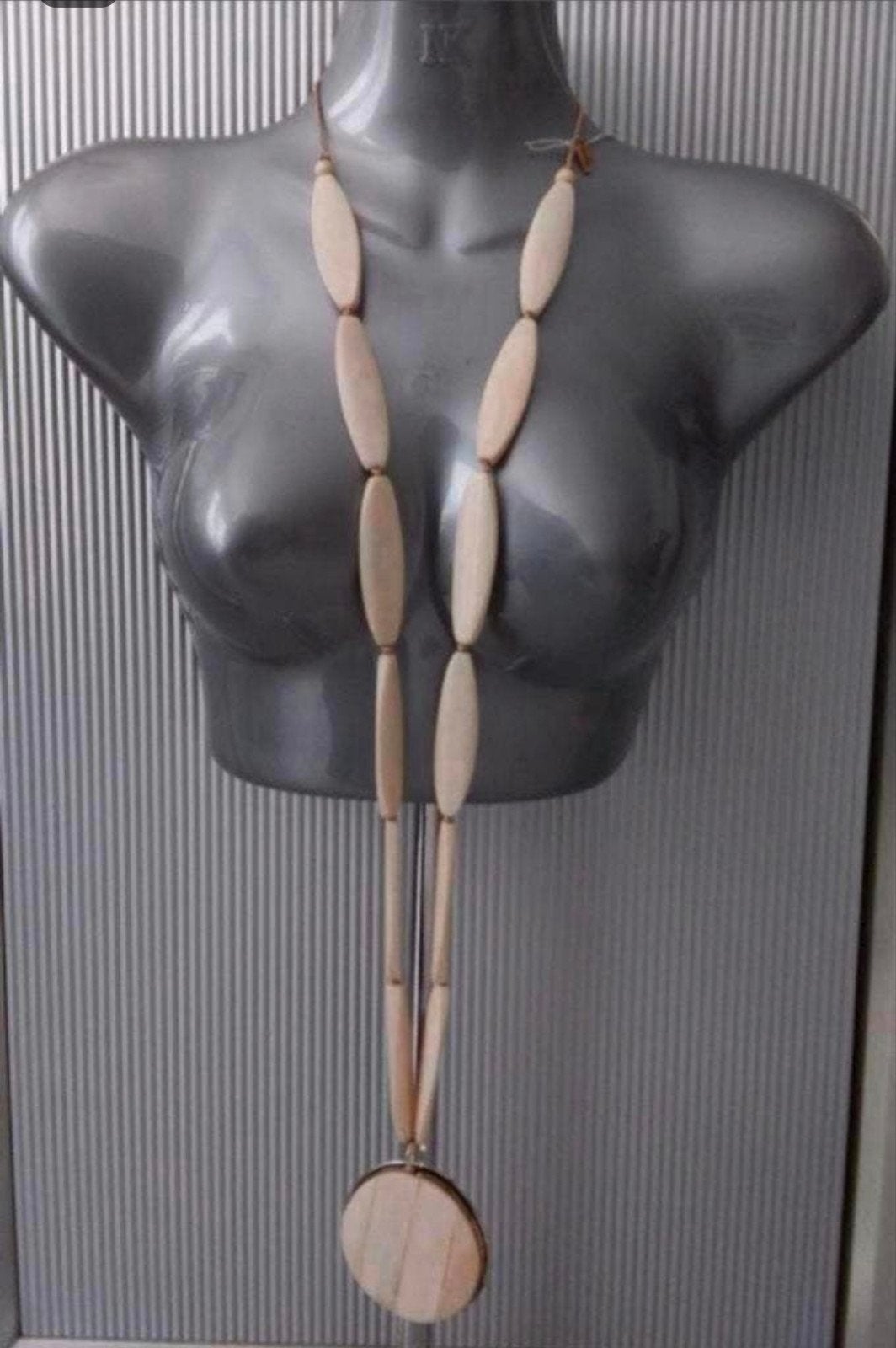 Manouk - koordketting met grote schijf. 3=2 aktie., Sieraden, Tassen en Uiterlijk, Overige materialen, Verzenden, Beige, Nieuw