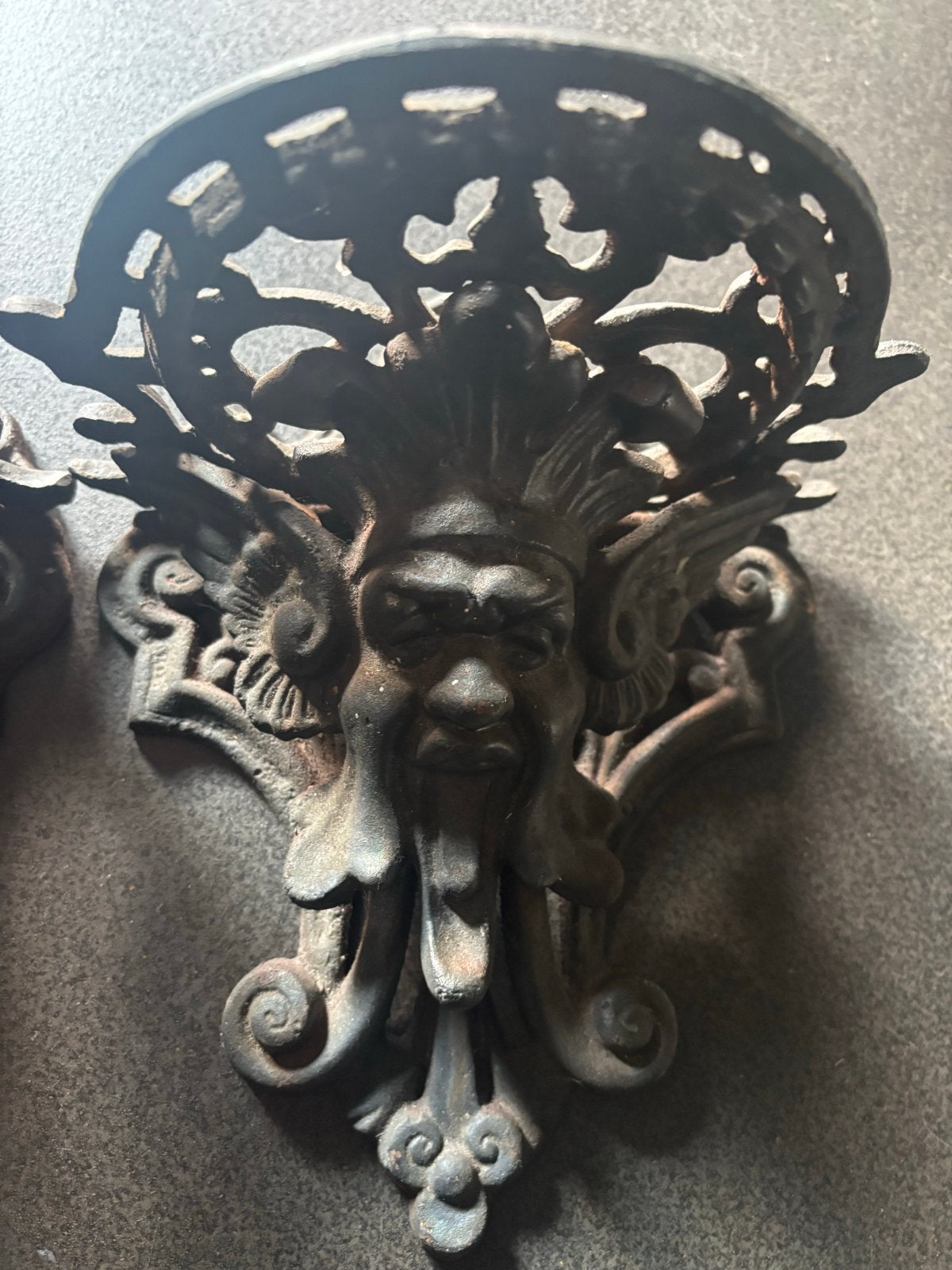 Unieke Gietijzeren Wandhangers met Maskerdecoratie, Ophalen