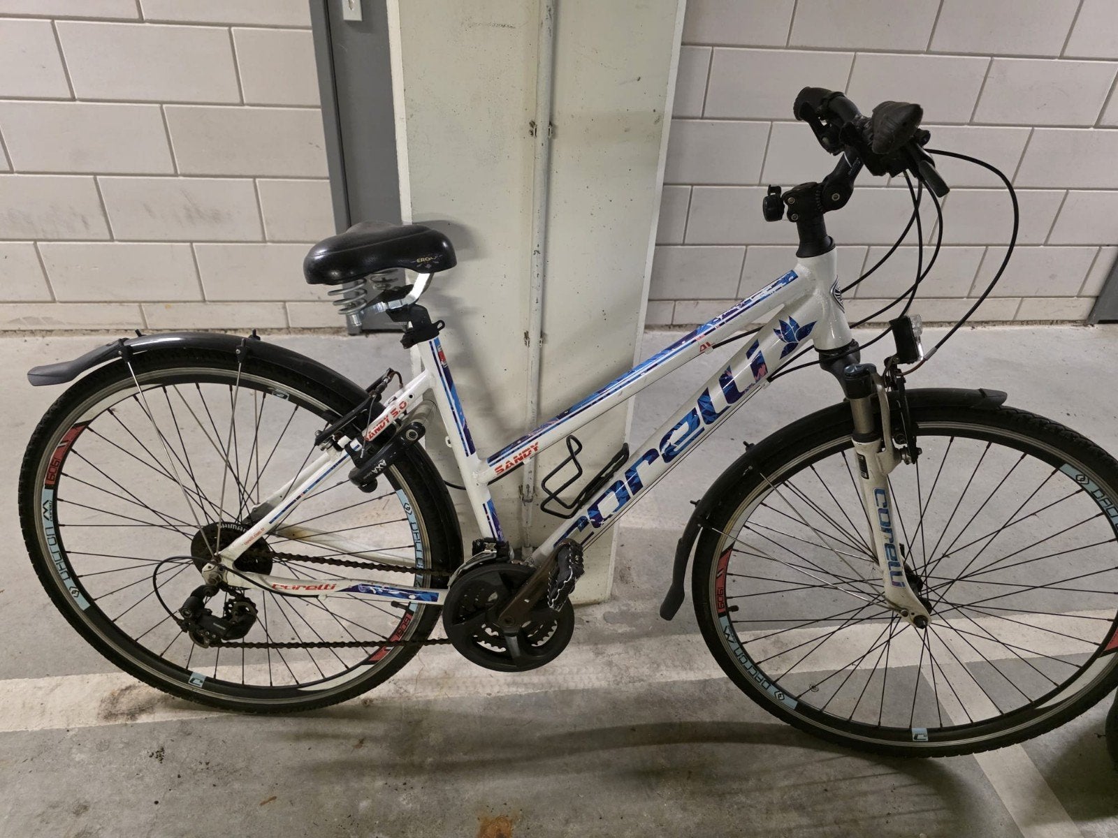 Twee fietsen te koop: één compleet, één zonder voorband
