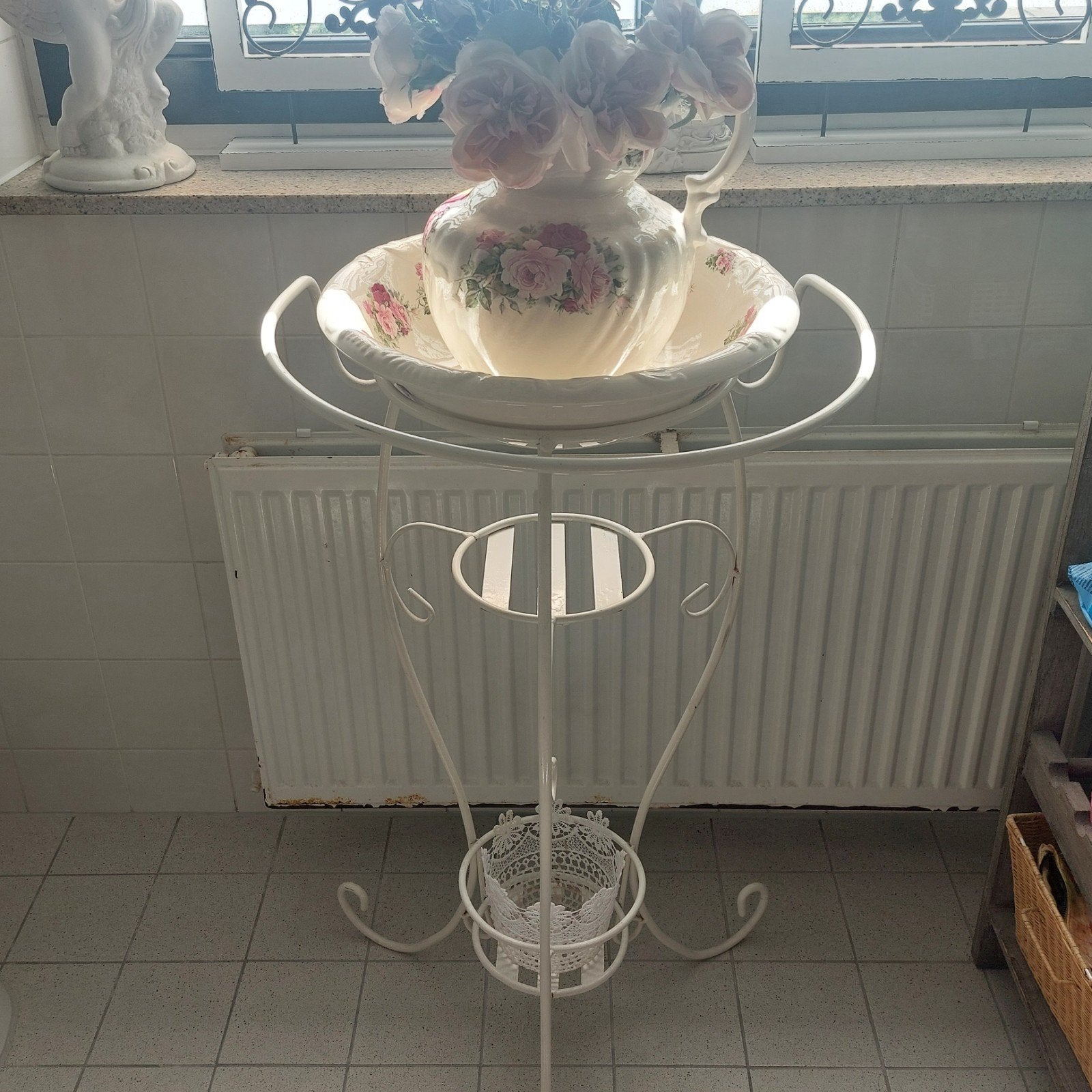 Frans wastafeltje /Brocante standaard lampet / plantenrek, Ophalen