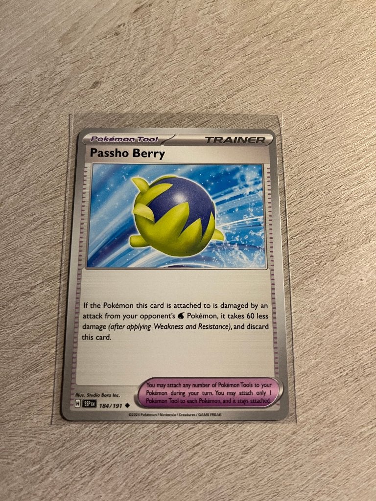 Passho Berry 184/191 Surging Sparks - Pokémon Kaart, Ophalen of Verzenden, Nieuw, Losse kaart