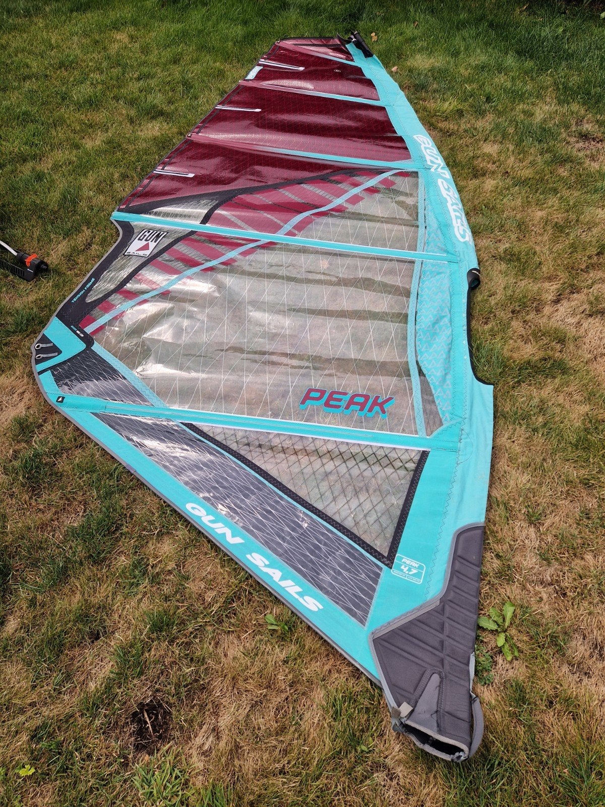 Twee Gun Sails Peak zeilen (4.7m² en 5.3m²) inclusief mast, Watersport en Boten, Windsurfen, Ophalen, Gebruikt, Overige typen