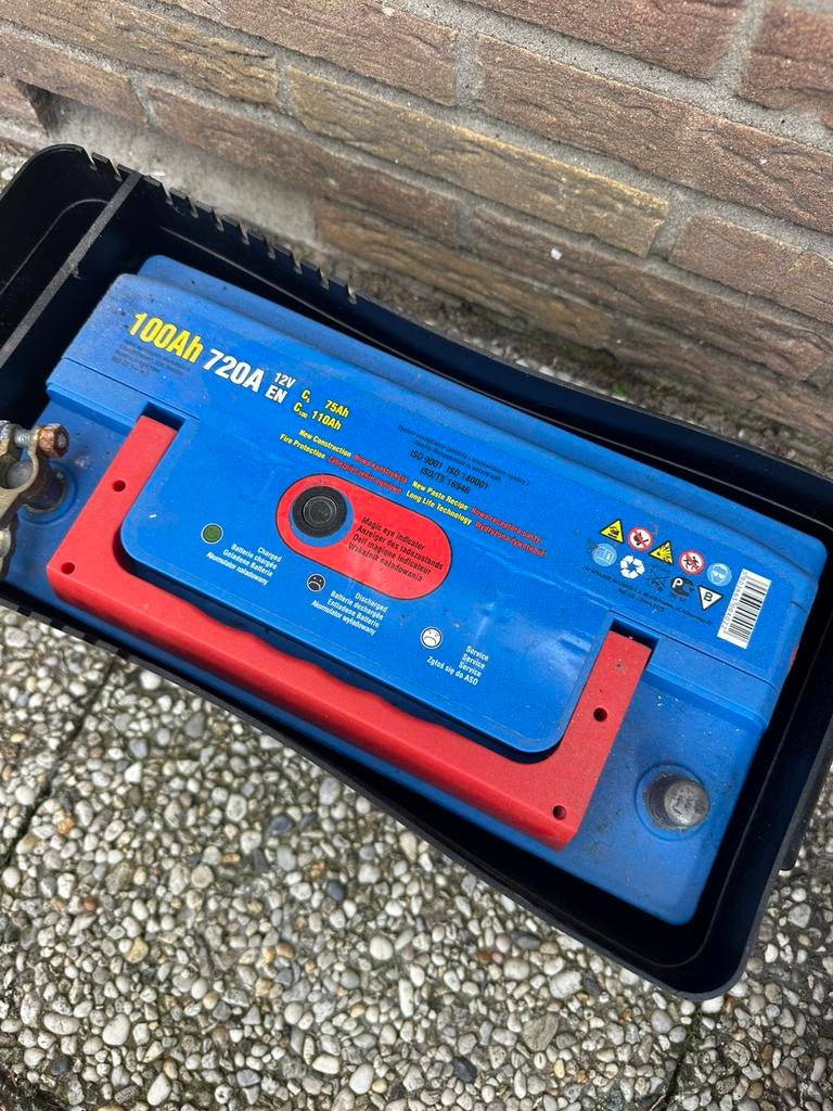 Gratis 12V accu 100Ah met accubak, Ophalen, Gebruikt