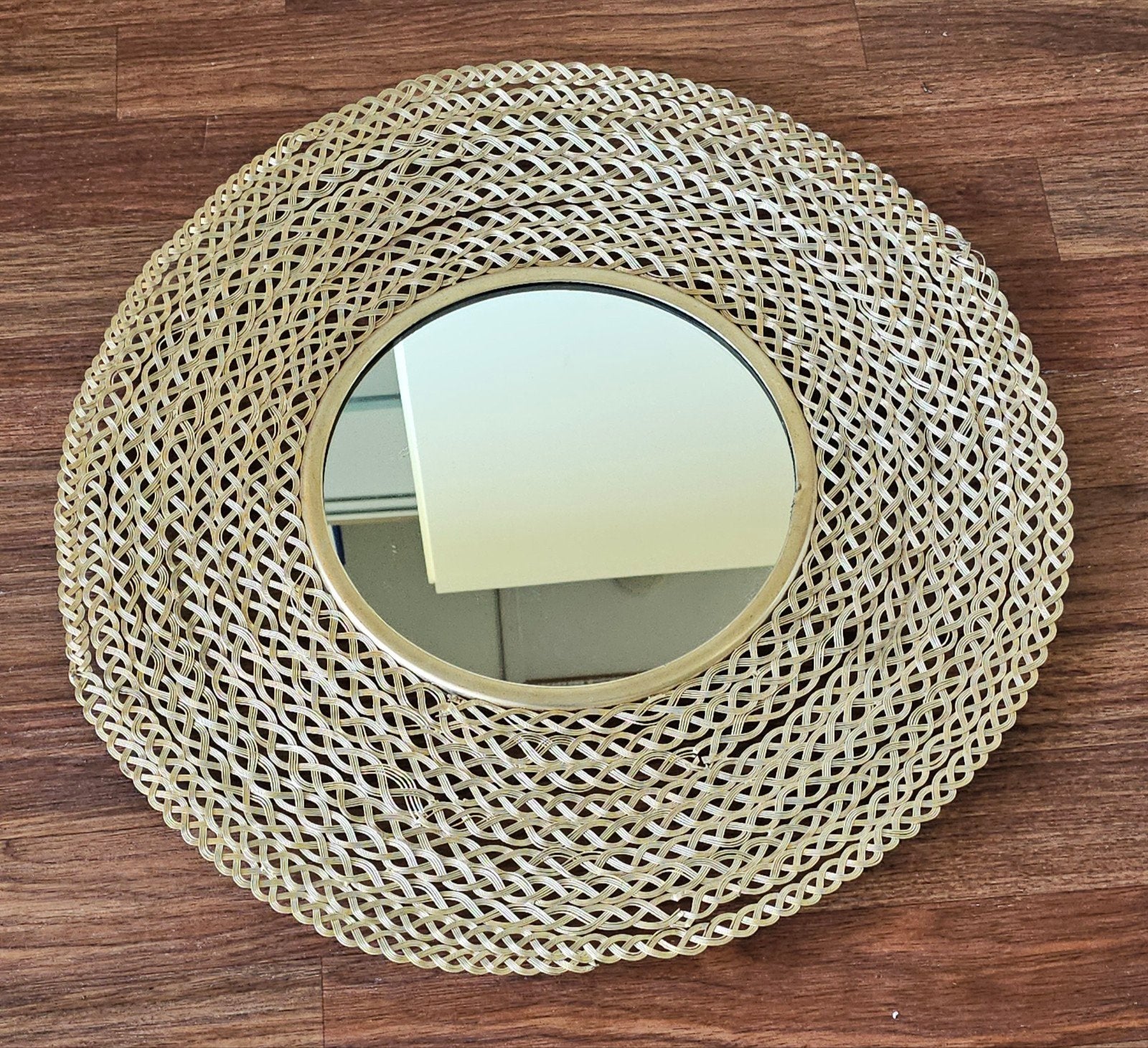 Gouden ronde spiegel met gevlochten rand, Huis en Inrichting, Woonaccessoires | Spiegels, Ophalen, Minder dan 50 cm, Rond, Zo goed als nieuw