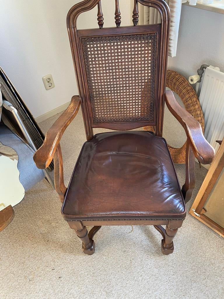 Klassieke houten stoel met leren zitting, Ophalen