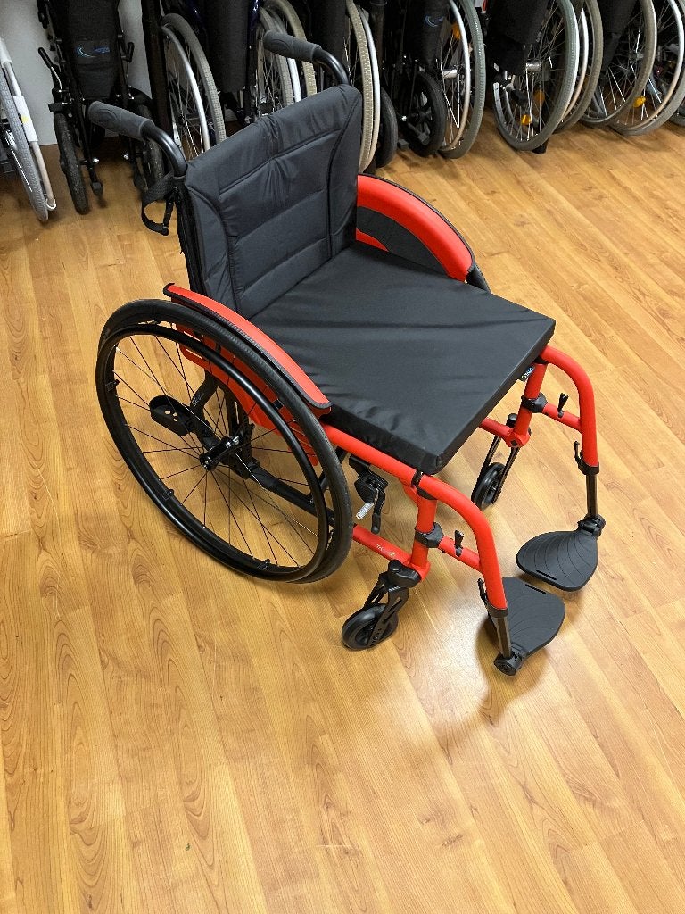 Rolstoel Trigo lichtgewicht opvouwbaar, Diversen, Rolstoelen, Zo goed als nieuw, Handbewogen rolstoel, Inklapbaar, Ophalen