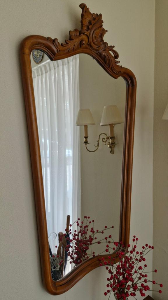 Grote spiegel met sierlijke houten lijst 104x55cm, Ophalen, Overige vormen, 50 tot 100 cm, 100 tot 150 cm