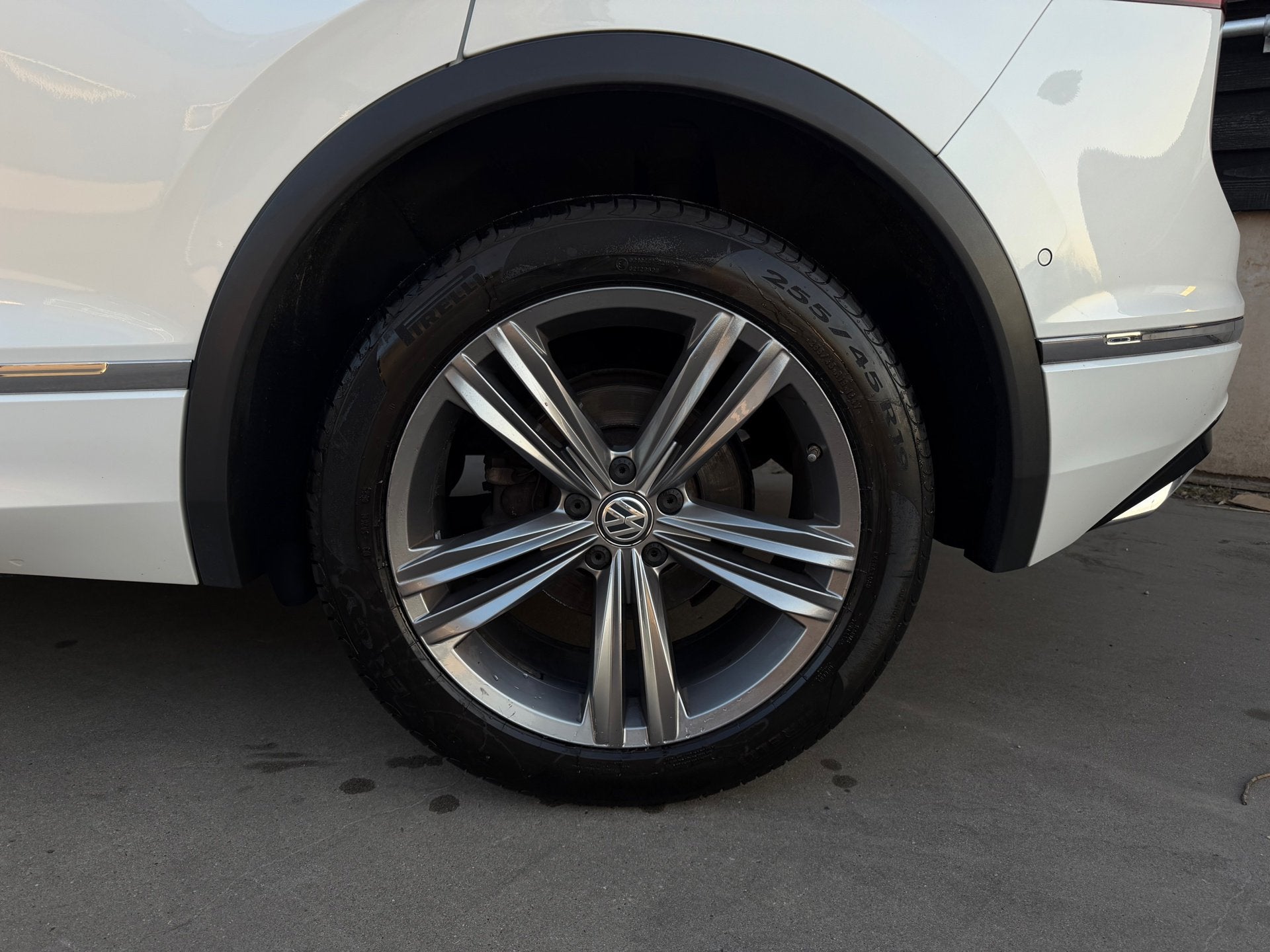 Volkswagen TIGUAN 2.0 TSI 4Motion 3X R Line Pano Trekhaak, Auto's, Dealer onderhouden, Gebruikt, 4 cilinders, 1984 cc