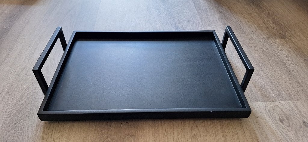 Serax Zwart dienblad 45 x 32 cm, met metalen handvatten, Huis en Inrichting, Woonaccessoires | Dienbladen, Ophalen of Verzenden