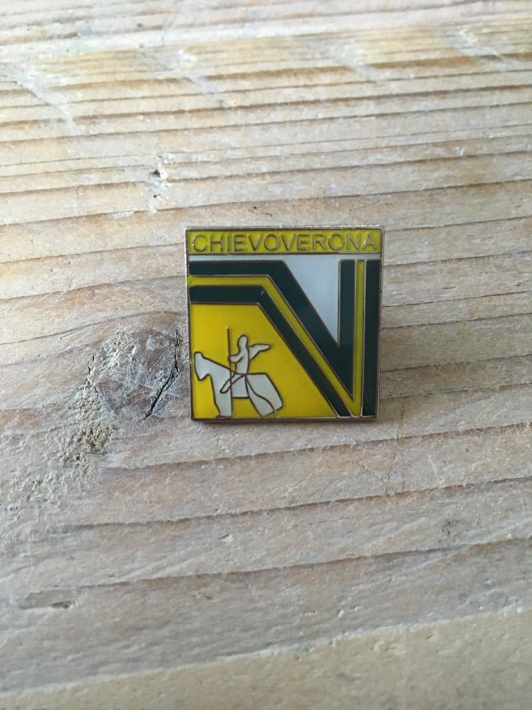 Voetbal pin / speldje Chievo Verona, Ophalen of Verzenden, Zo goed als nieuw, Sport