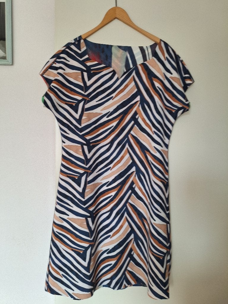 Omkeerbare jurk maat 42 met unieke prints, Kleding | Dames, Ophalen, Meerkleurig, Maat 42/44 (L), Onder de knie
