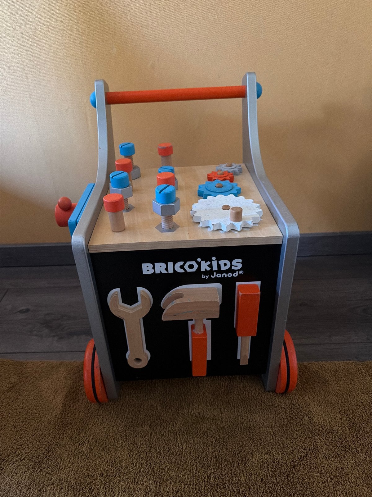 Janod Brico'Kids Werkbankje met loopwagen - Mist 1 boutje, Ophalen of Verzenden, Gebruikt, Knutselen