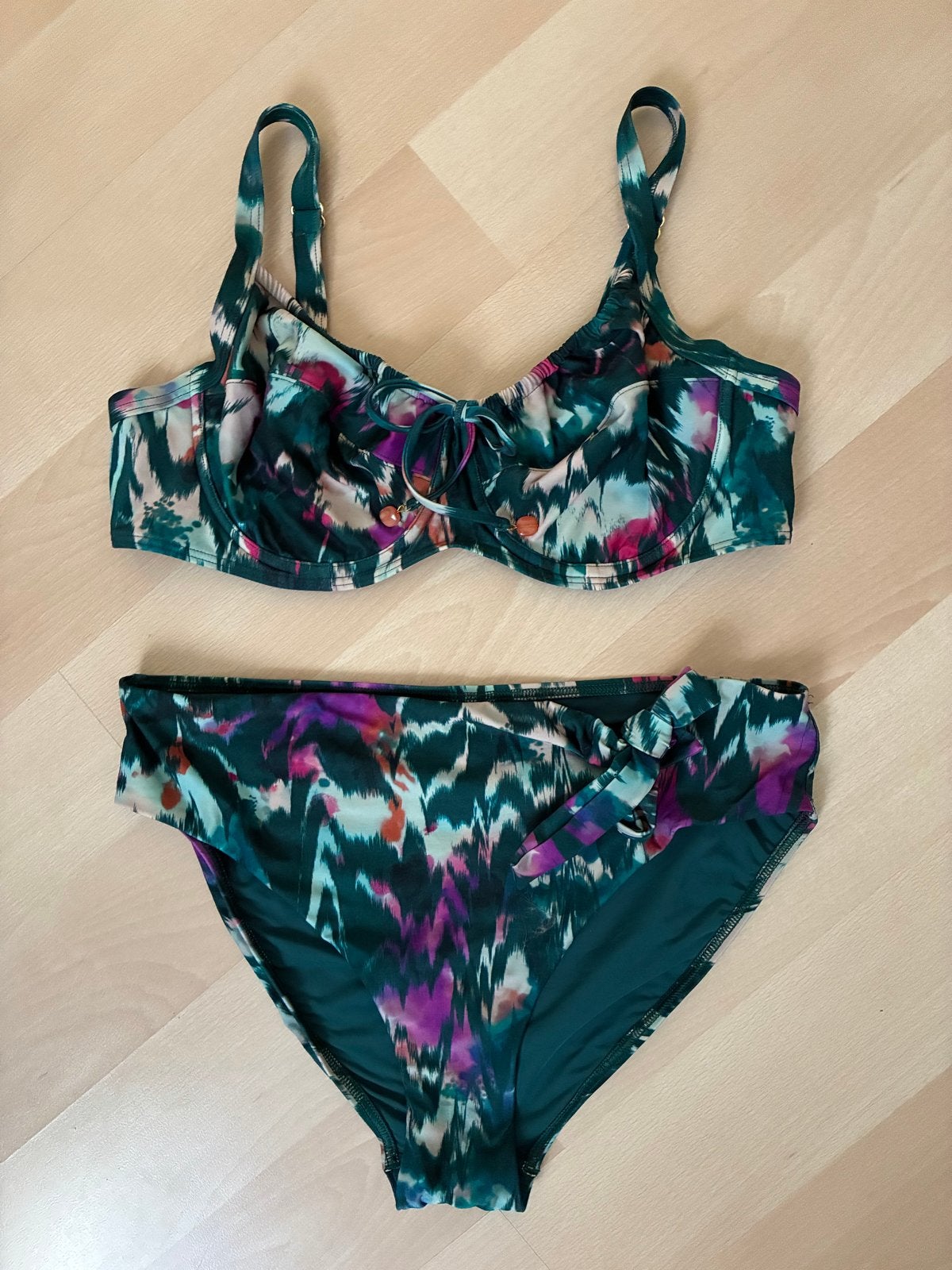 Cyell Ikat Teal bikini met groen-paars-roze  42 D, Kleding | Dames, Badmode en Zwemkleding, Ophalen of Verzenden, Nieuw, Meerkleurig
