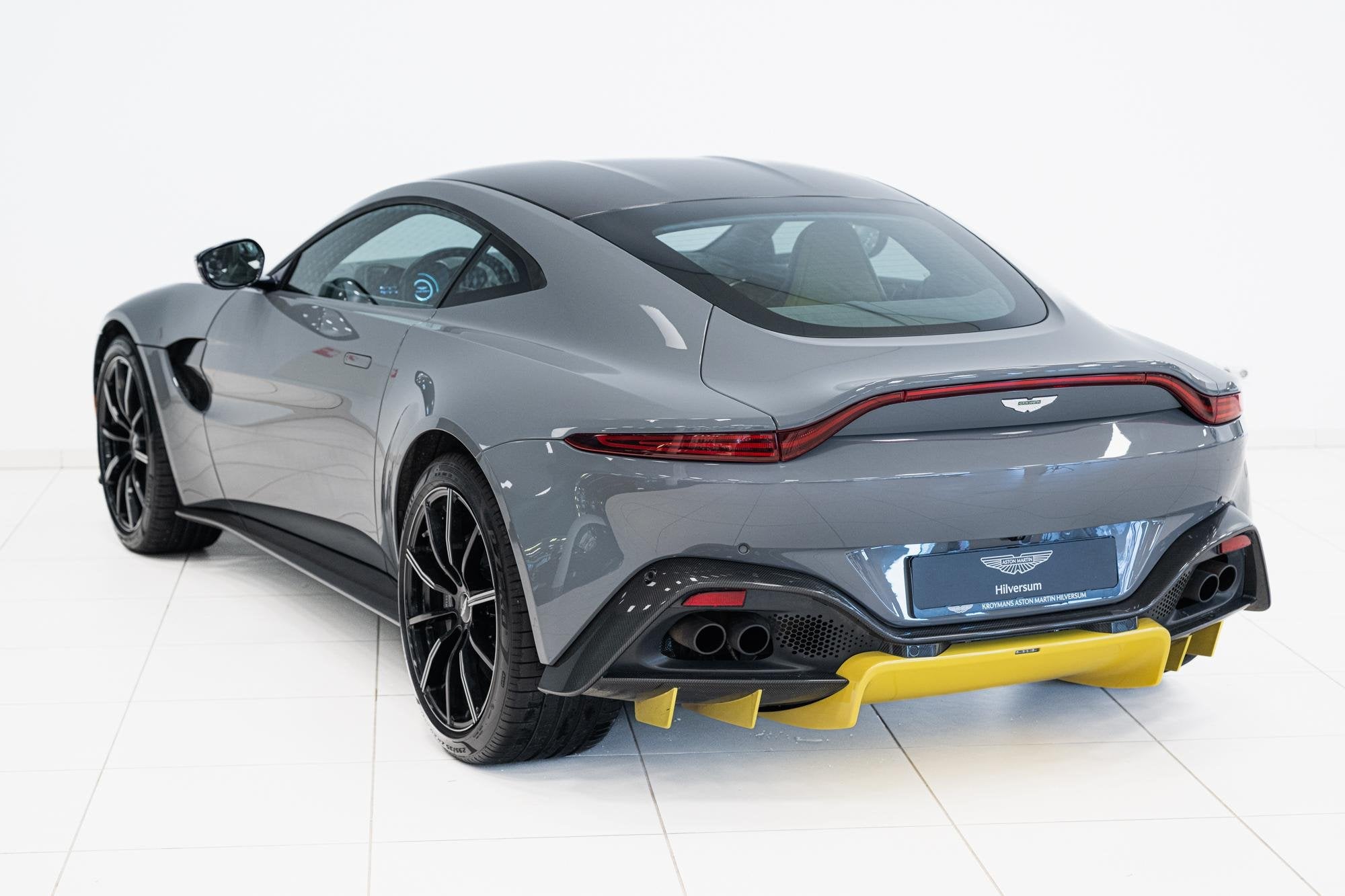 Aston Martin Vantage Coupe | 4.0 V8 | Carbon Keramische Remm, Achterwielaandrijving, 510 pk, 2 stoelen, Zilver of Grijs