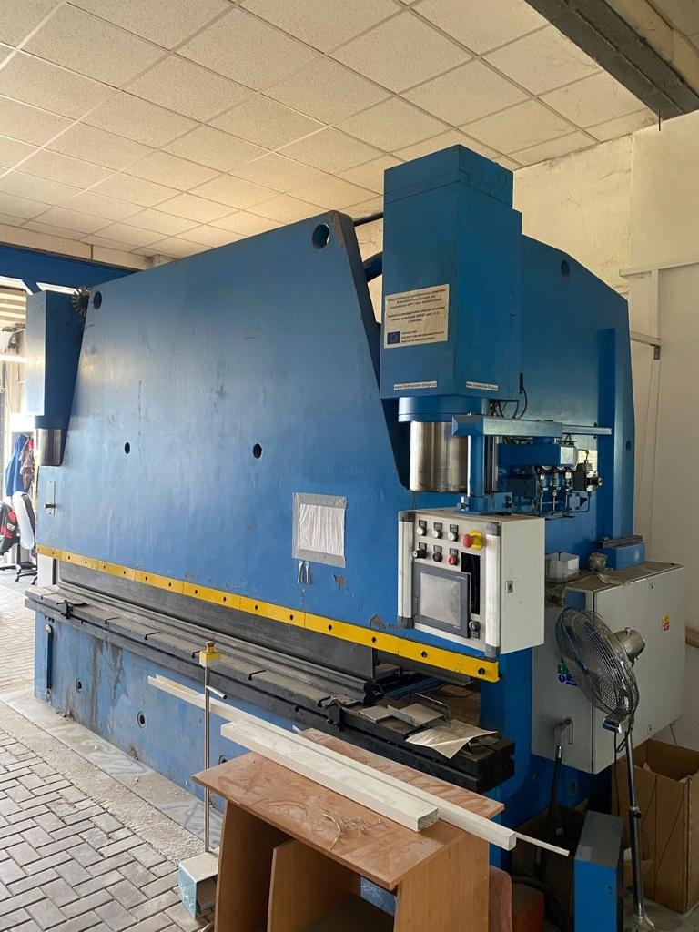 Pressbrake TOMÁŠEK HOL-250/4000, Ophalen, Gebruikt, Metaal, Machine