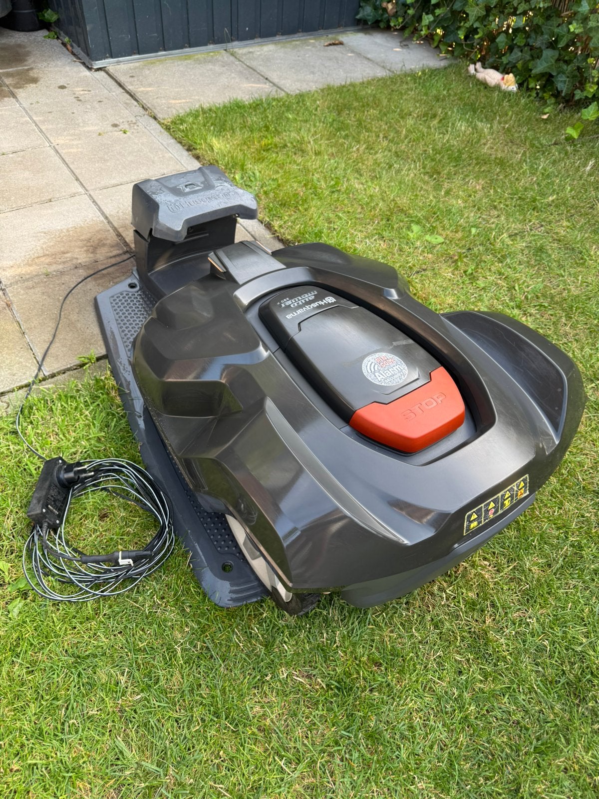 Husqvarna Automower 330x GPS robotmaaier grasmaaier, Ophalen, Gebruikt, 20 tot 25 cm, Met regensensor