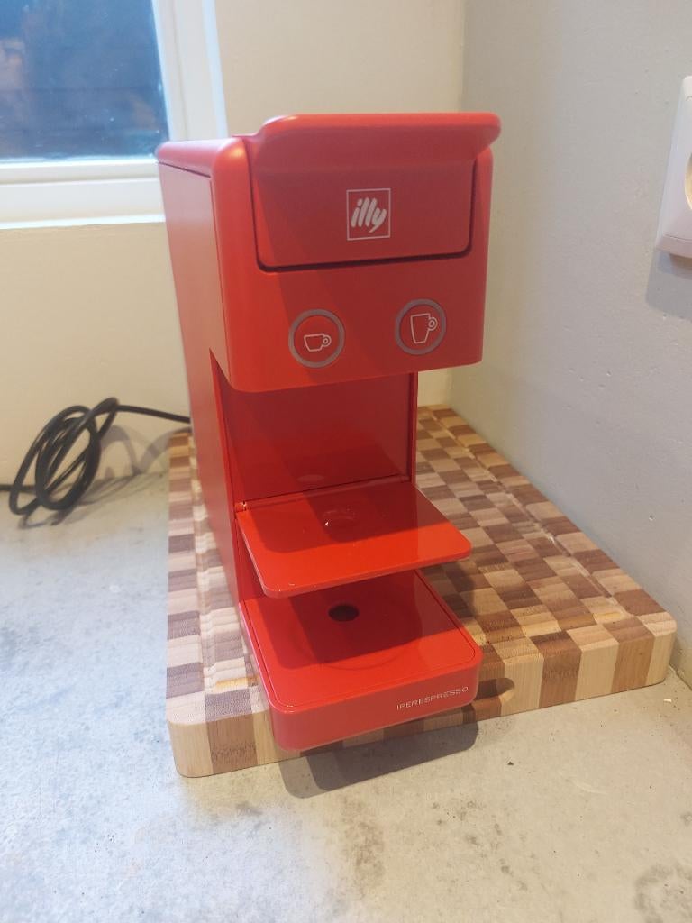 Illy nexpresso machine rood, Witgoed en Apparatuur, Koffiezetapparaten, Ophalen, Koffiepads en cups, Espresso apparaat, Zo goed als nieuw