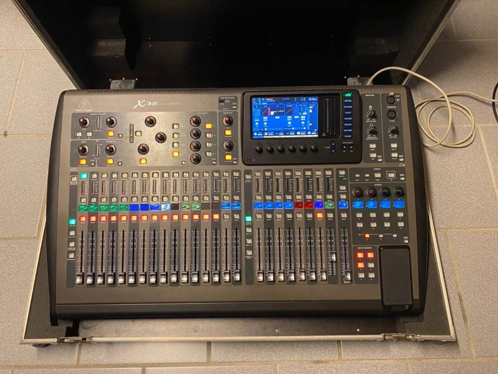 Gezocht Behringer x32 full-size, Ophalen of Verzenden, Zo goed als nieuw, 20 kanalen of meer