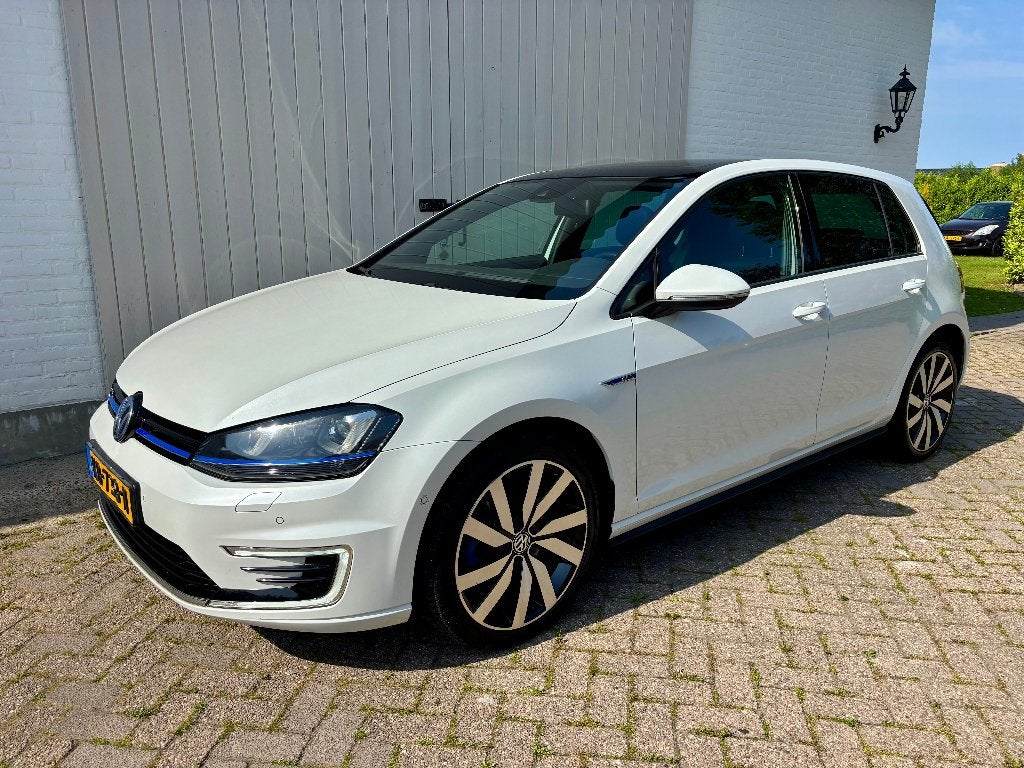 Volkswagen Golf 1.4 TSI Phev Hybrid GTE Leder/Pano dak 2015, Zwart, 4 cilinders, Lane Keeping Assist, Wit