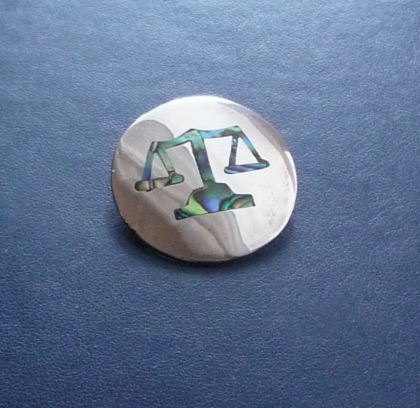 Zilveren broche & hanger WEEGSCHAAL in parelmoer Ø 3,2, Gebruikt, Verzenden, Minder dan 4 cm, Zilver
