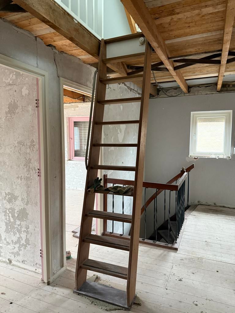 Volhouten trap 263 cm hoog, 55 cm breed, Doe-het-zelf en Verbouw, Ladders en Trappen, Ophalen, Gebruikt, Trap, 2 tot 4 meter