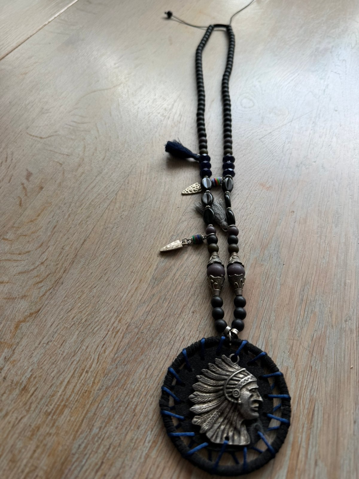 Ketting met hanger met een indiaan, Ophalen of Verzenden, Zo goed als nieuw, Overige materialen, Met hanger