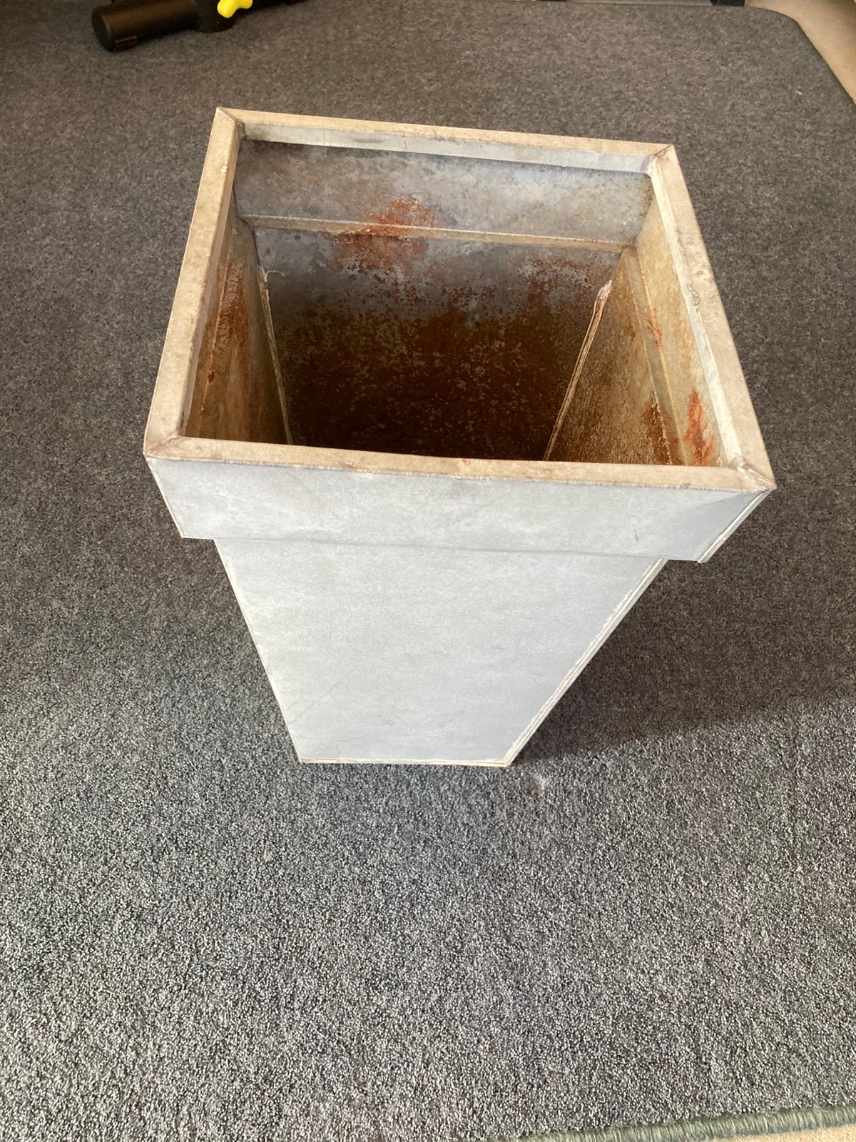Zinken bloembak, Tuin en Terras, Bloembakken en Plantenbakken, Gebruikt, Rond, Ophalen of Verzenden, Metaal