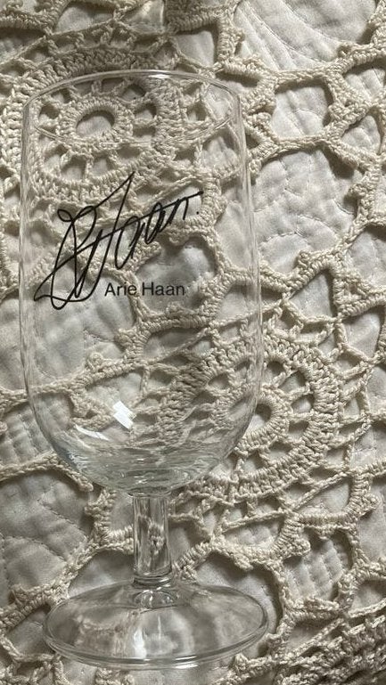 Arie Haan gesigneerd (bier) glas op pootje, Ophalen of Verzenden, Gebruikt