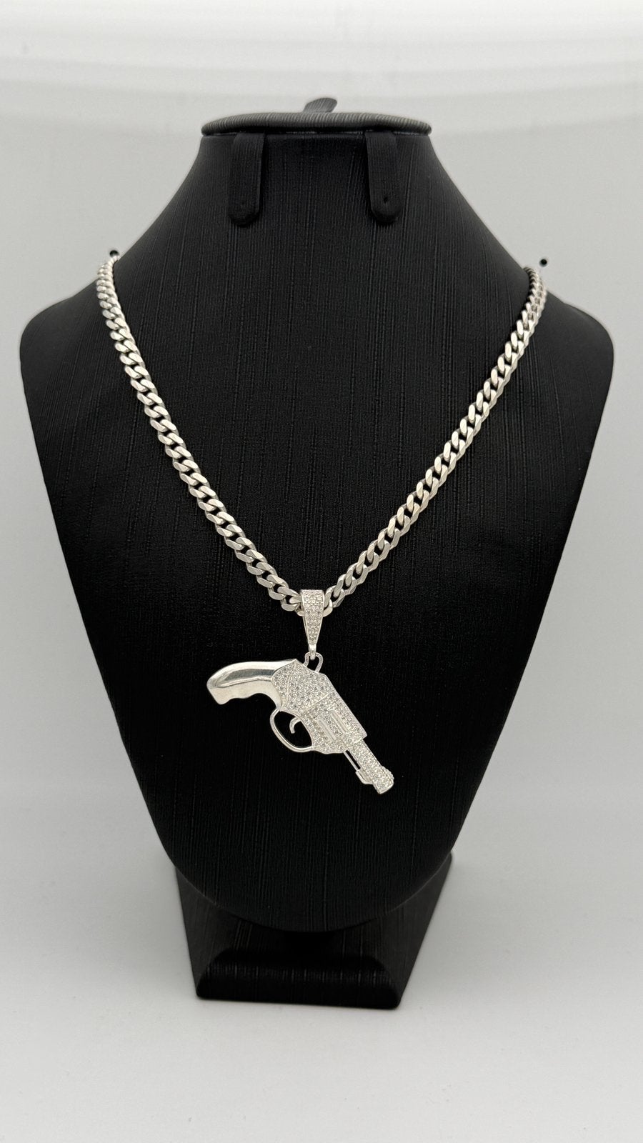 925 zilver ketting met iced out revolver hanger 55 cm nieuw, Met hanger, Nieuw, Ophalen of Verzenden, Nvt