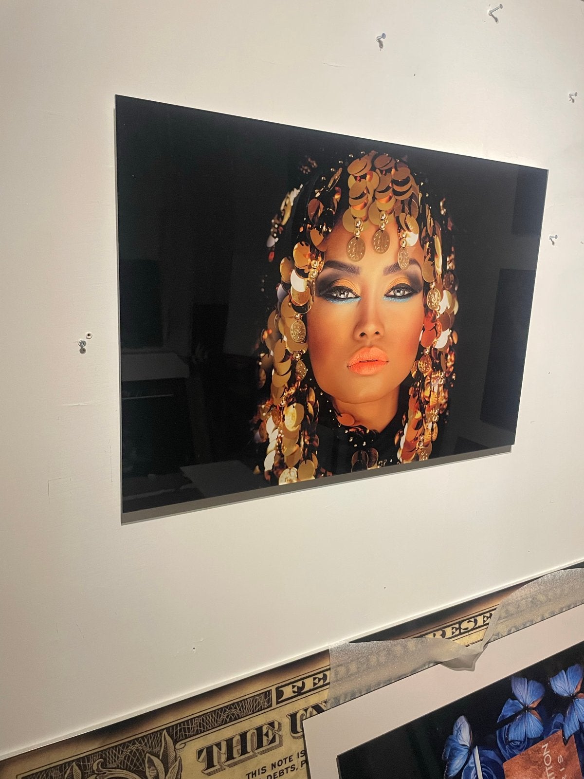 Modern Portret van Vrouw met Gouden Hoofddeksel 90x60, Achter glas, Ophalen of Verzenden, Print, Overige materialen